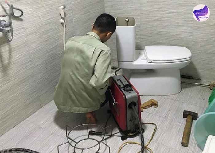 Thông tắc bồn cầu tại nhà giá rẻ (3)