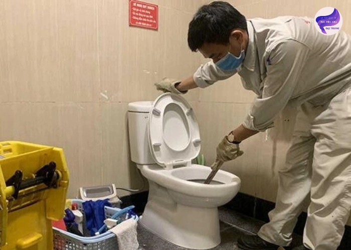 Thông tắc bồn cầu tại nhà giá rẻ (5)