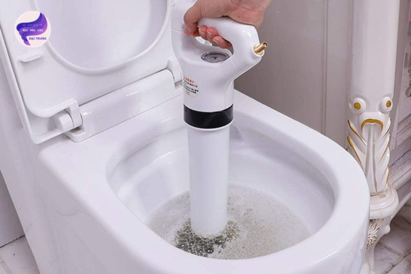 cách thông bồn cầu bằng ống nước (1)