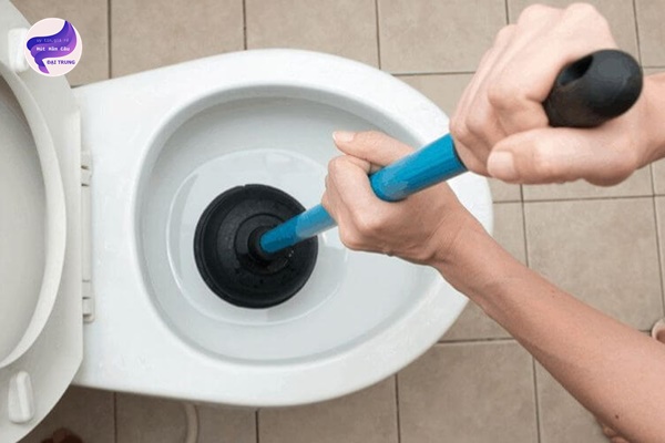 cách thông bồn cầu bằng ống nước (2)
