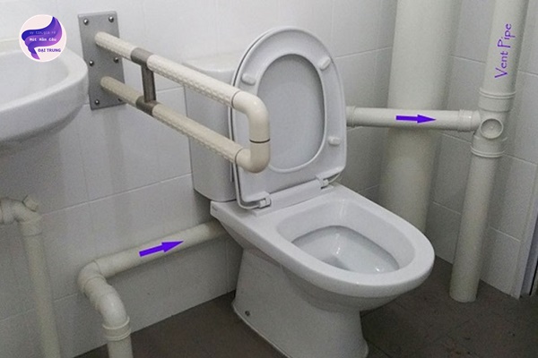 cách thông bồn cầu bằng ống nước (4)