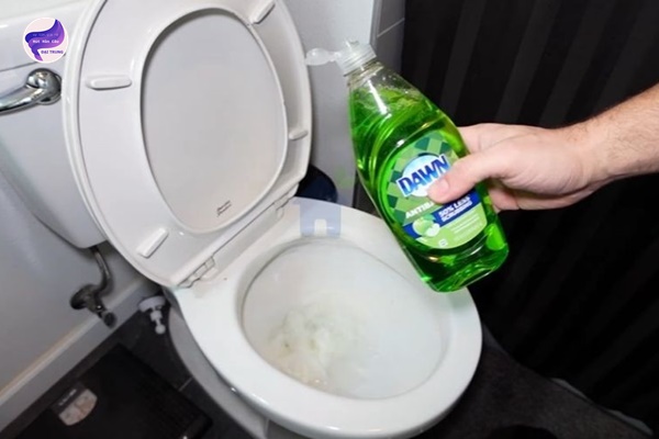 cách thông bồn cầu bằng xà phòng (1)