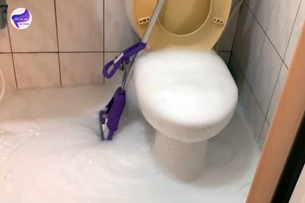 cách thông bồn cầu bằng xà phòng (6)