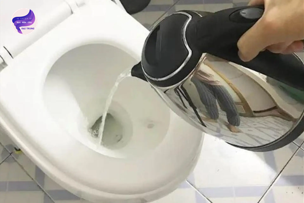 cách thông bồn cầu bị nghẹt đồ vật