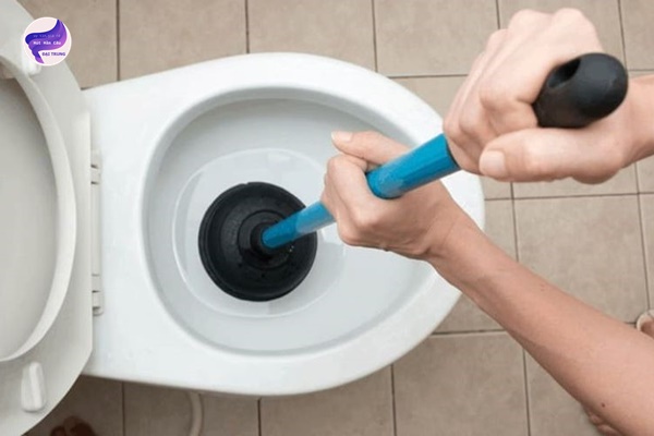 cách thông bồn cầu bị tắc chất béo (2)