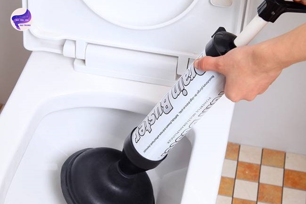 cách thông bồn cầu bị tắc chất béo (4)