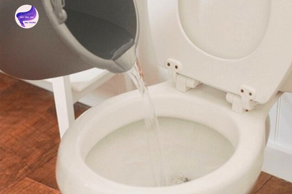 cách thông bồn cầu tại nhà bằng mẹo dân gian (11)