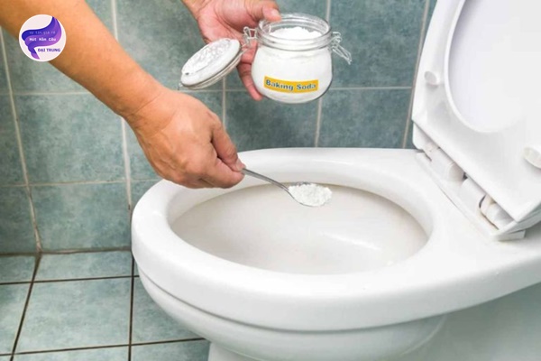 cách thông tắc bồn cầu bằng bột khai và giấm (4)