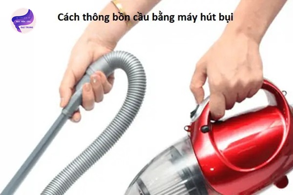 cách thông tắc bồn cầu bằng máy hút (2)