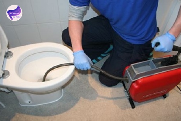 cách thông tắc bồn cầu bằng máy hút (4)