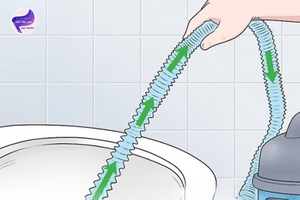 cách thông tắc bồn cầu bằng máy hút (5)