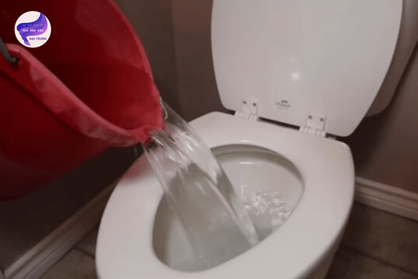 mẹo thông bồn cầu bị nghẹt phân trẻ em (1)