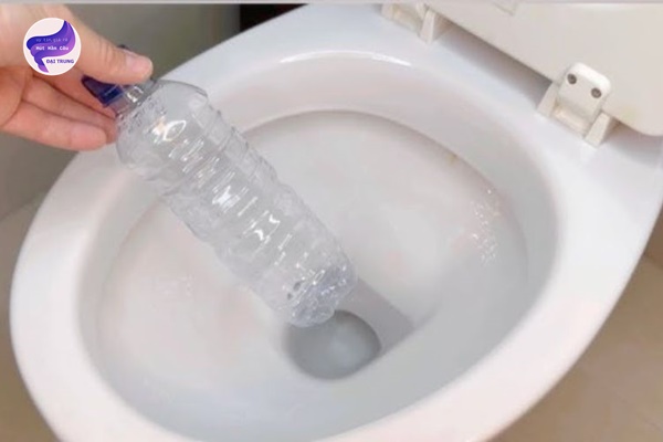 mẹo thông bồn cầu bị nghẹt phân trẻ em (7)