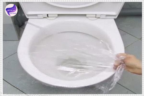 mẹo thông bồn cầu bị nghẹt phân trẻ em