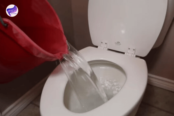 mẹo thông bồn cầu tại nhà 5 phút (1)