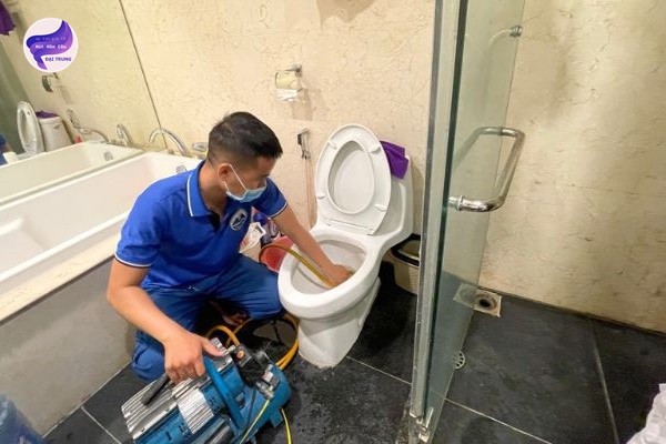 cách thông bồn cầu bị nghẹt cát (11)