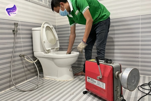 cách thông bồn cầu bị nghẹt cát (13)