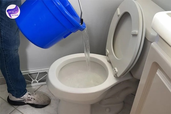 cách thông bồn cầu bị nghẹt cát (5)