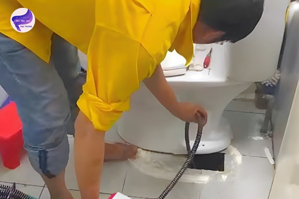 cách thông bồn cầu bị nghẹt cát (6)
