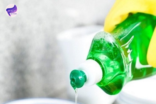 cách thông tắc bồn cầu bằng nước tẩy (1)
