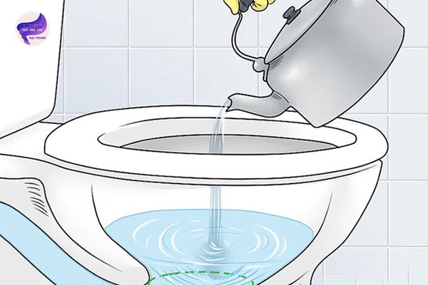 cách thông tắc bồn cầu bằng nước tẩy (5)