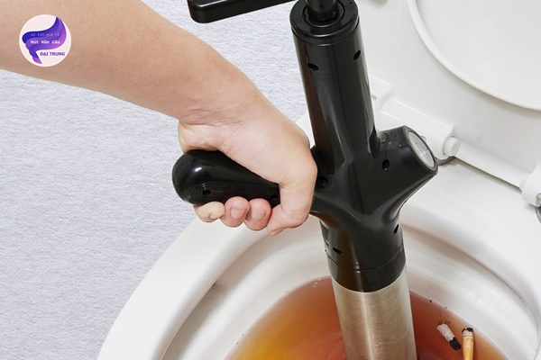 cách thông tắc bồn cầu bị nghẹt vĩnh viễn (2)
