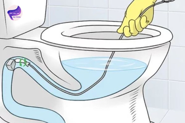 mẹo thông bồn cầu bằng dây phanh xe đạp (2)