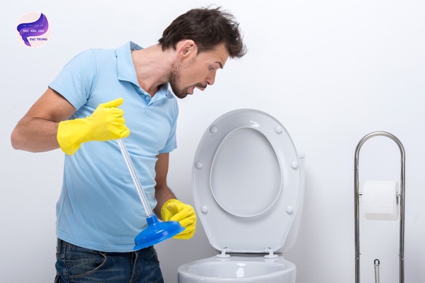 mẹo thông bồn cầu bằng dây phanh xe đạp (6)